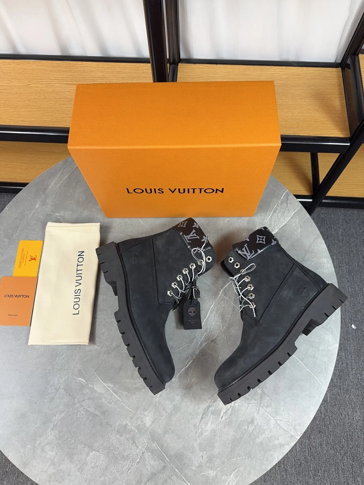 Couple model 💰700 ❤️Top version: Couple model LV x Timberland Timberland joint model Presbyopia Embossed Rhubarb boots Ankle boots Short boots LV x Timberland ankle boots are made of Monogram embossed waterproof nubuck cow leather, relying on the brand's exquisite craftsmanship to carefully reshape the classic Timberland 6-inch boot shape in Italy, and make an eye-catching appearance in 2024 created by Pharrell Williams with American workwear style Autumn and winter menswear show. Monogram embossed tongue, original Timberland laces and outsole are exquisite details, and the leather label expresses the cooperation logo. Exquisite packaging at the delivery counter🛍📦 ▪️Material: Original customized imported first-layer cowhide ▪️Inner lining: Original customized leather lining/mesh lining ▪️Outsole: Original molded anti-slip rubber material ▪️Sole thickness: 3.5CM ▪️Size: Women's 35-40 Men's 39-46